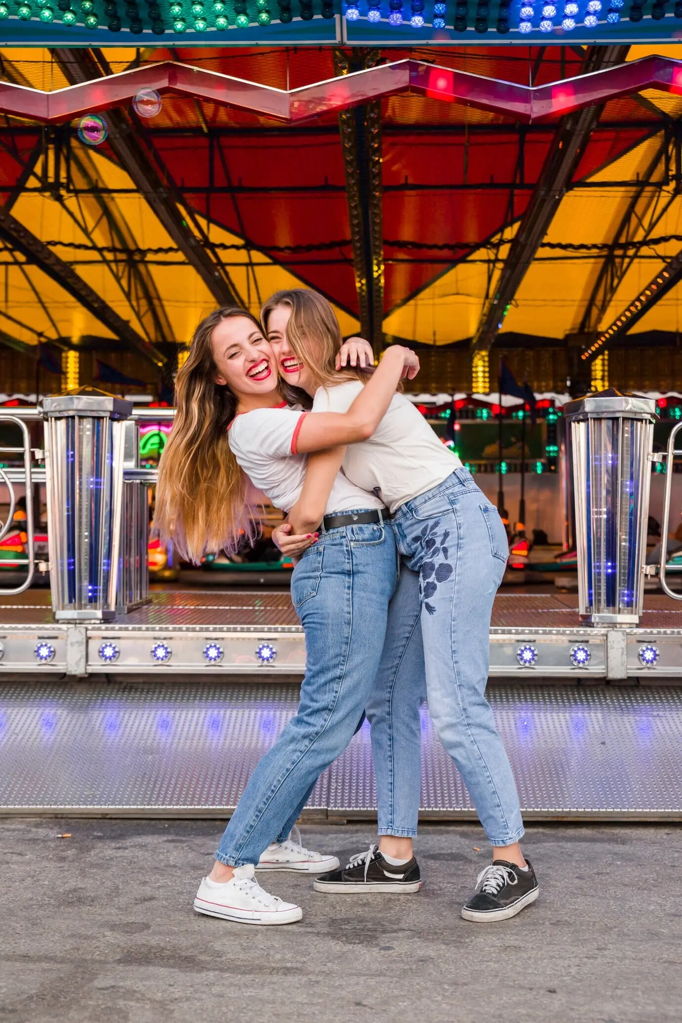 Fröhliche Freunde im Vergnügungspark.